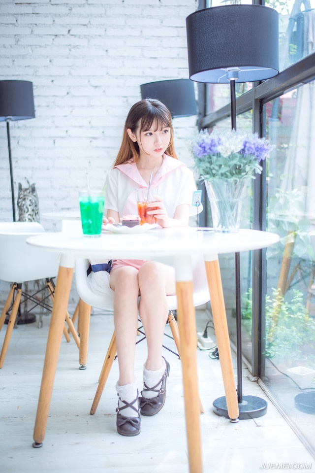 小乔没有回答，只是倔强的看向吕布。